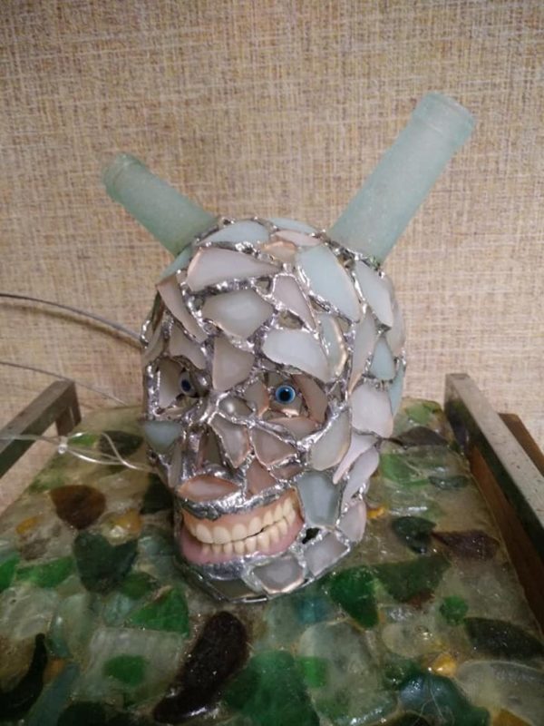 Horned sea stained glass skull with beach-found false teeth, human life-sized, 1:1, unique creepy home decor - Image 6