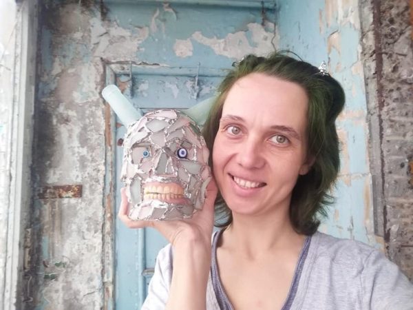 Horned sea stained glass skull with beach-found false teeth, human life-sized, 1:1, unique creepy home decor - Image 2