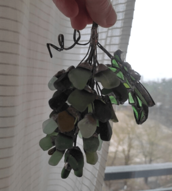 Sea glass bunch of grapes with a leaf, decorative paperweight, suncatcher, gift for winemaker - Image 8