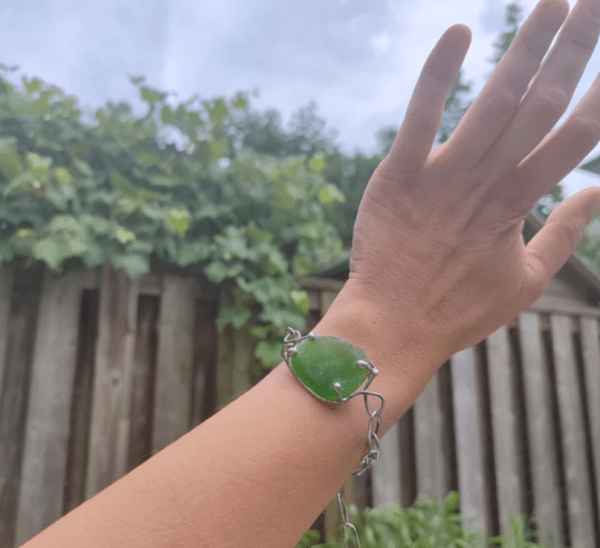 Green sea glass bracelet, unique bijoux art jewelry, adjustable length