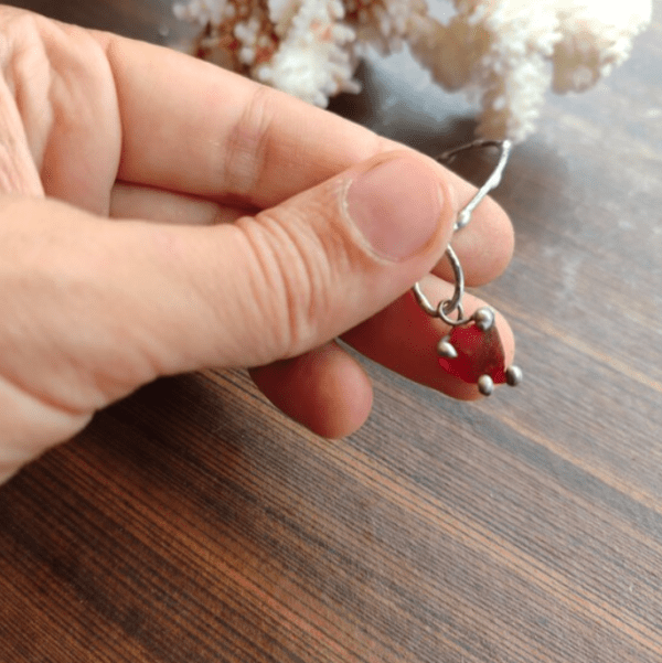 Delicate red sea glass bracelet, unique bijoux art jewelry - Image 3