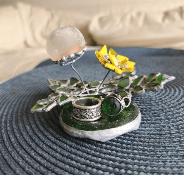 Sea glass dandelion ring dish, stained glass artificial flower composition, table suncatcher, upcycled art decor - Image 5