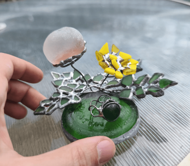 Sea glass dandelion ring dish, stained glass artificial flower composition, table suncatcher, upcycled art decor - Image 2